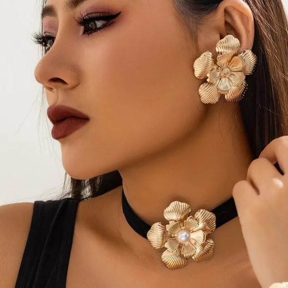 Golden flower choker necklace - Picture 4 of 4